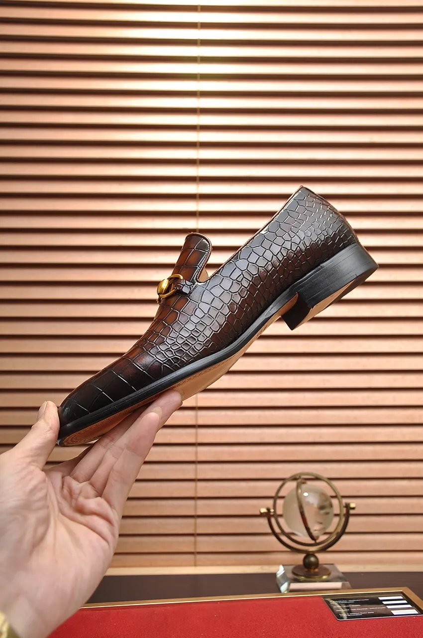Men's shoes💰560💶Italy's top luxury men's shoe giant (GUCCI) (Gucci) (full cowhide lining) new arrival🍃Original European style🔰 Pleasant to the eye😍In order to make the shoes more durable and non-deformable🌀The production continues to follow traditional methods but there is still no lack of innovation💪Choose original sheepskin for the leather♻️ Smooth and natural And extra bright ⭐Made of imported cowhide, the first choice of rich people 38-45 (45 customized)